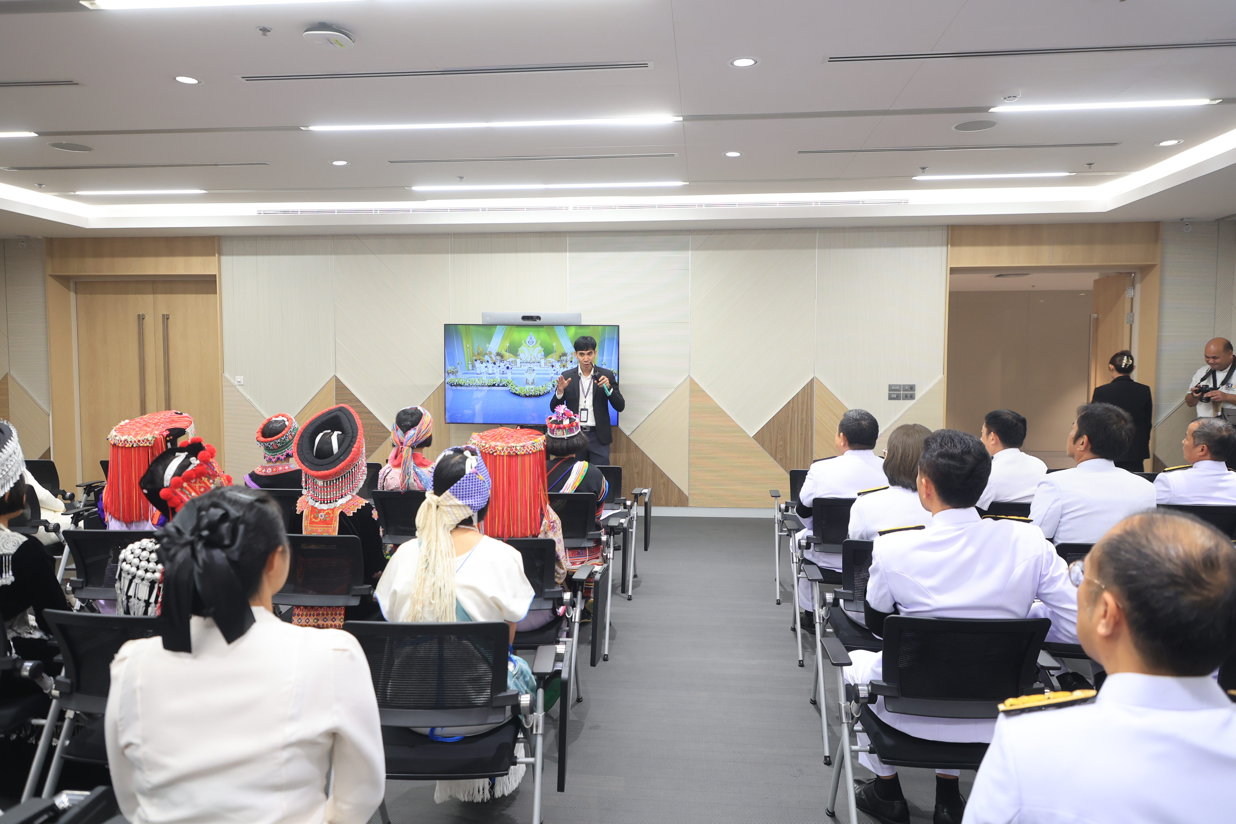 title - คณะผู้บริหาร ส.ป.ก. บันทึกเทปถวายพระพรชัยมงคล เนื่องในโอกาสมหามงคลเฉลิมพระชนมพรรษา 74 พรรษา พระบาทสมเด็จพระปรเมนทรรามาธิบดีศรีสินทร มหาวชิราลงกรณ พระวชิรเกล้าเจ้าอยู่หัว